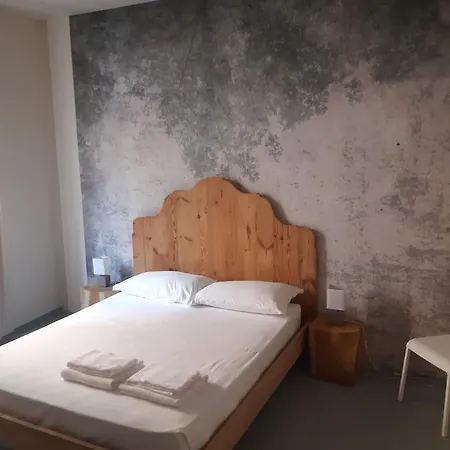 La Marque Jaune Guest house *
